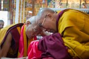 Его Святейшество Далай-лама и один из старших монахов монастыря Намгьял во время подношения пуджи долгой жизни. Дхарамсала, Индия. 24 февраля 2015 г. Фото: Тензин Чойджор (офис ЕСДЛ)