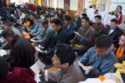 Бывшие члены монастыря Намгьял читают молитвы во время подношения пуджи долгой жизни Его Святейшеству Далай-ламе. Дхарамсала, Индия. 24 февраля 2015 г. Фото: Тензин Чойджор (офис ЕСДЛ)