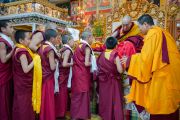 Его Святейшество Далай-лама и молодые монахи монастыря Намгьял во время подношения пуджи долгой жизни. Дхарамсала, Индия. 24 февраля 2015 г. Фото: Тензин Чойджор (офис ЕСДЛ)