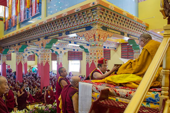 В Шераблинге Далай-лама даровал посвящение долгой жизни и провел учения по сочинению Атиши «Светоч на пути к пробуждению»