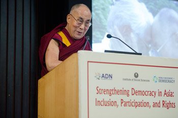 Далай-лама выступил на конференции, посвященной укреплению демократии в Азии, и встретился с членами клуба Джимкхана