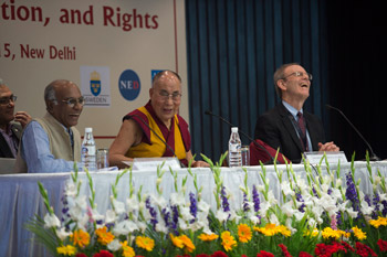 Далай-лама выступил на конференции, посвященной укреплению демократии в Азии, и встретился с членами клуба Джимкхана