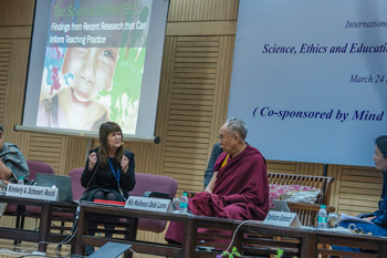 В Дели прошел второй день конференции «Наука, нравственность и образование» с участием Далай-ламы