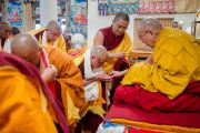 По окончании церемонии Его Святейшество Далай-лама вручает каждому вновь посвященному монаху небольшую статуэтку Будды. Дхарамсала, Индия. 3 марта 2015 г. Фото: Тензин Чойджор (офис ЕСДЛ)