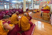 Кандидаты в монахи совершают простирания перед Его Святейшеством Далай-ламой в начале церемонии посвящений. Дхарамсала, Индия. 3 марта 2015 г. Фото: Тензин Чойджор (офис ЕСДЛ)