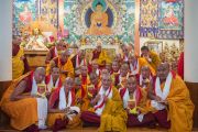Его Святейшество Далай-лама фотографируется на память с монахами, только что получившими от него монашеские обеты. Дхарамсала, Индия. 3 марта 2015 г. Фото: Тензин Чойджор (офис ЕСДЛ)