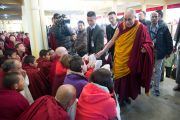 Его Святейшество Далай-лама здоровается с некоторыми из нескольких тысяч людей, собравшихся в главном тибетском храме на молебен о его долголетии. Дхарамсала, Индия. 4 марта 2015 г. Фото: Тензин Чойджор (офис ЕСДЛ)