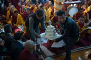 Подношение мандалы, один из элементов сложного ритуала молебна о долголетии Его Святейшества Далай-ламы. Дхарамсала, Индия. 4 марта 2015 г. Фото: Тензин Чойджор (офис ЕСДЛ)