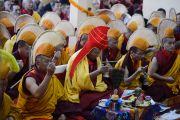 Мастер пения и старшие монахи читают молитвы во время молебна о долголетии Его Святейшества Далай-ламы. Дхарамсала, Индия. 4 марта 2015 г. Фото: Тензин Чойджор (офис ЕСДЛ)