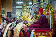 Монахи в ритуальных одеждах во время молебна о долголетии Его Святейшества Далай-ламы. Дхарамсала, Индия. 4 марта 2015 г. Фото: Тензин Чойджор (офис ЕСДЛ)