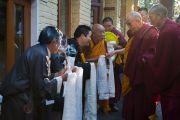 Его Святейшество Далай-лама приветствует членов организационного комитета молебна о долголетии в своей резиденции. Дхарамсала, Индия. 4 марта 2015 г. Фото: Тензин Чойджор (офис ЕСДЛ)