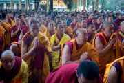 Собравшиеся во дворе главного тибетского храма монахи и миряне стоя приветствуют Его Святейшество Далай-ламу перед началом учения по Джатакам. Дхарамсала, Индия. 5 марта 2015 г. Фото: Тензин Чойджор (офис ЕСДЛ)