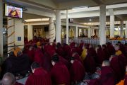 Монахи, расположившееся в верхнем помещении главного тибетского храма, смотрят трансляцию учений Его Святейшества Далай-ламы по Джатакам. Дхарамсала, Индия. 5 марта 2015 г. Фото: Тензин Чойджор (офис ЕСДЛ)