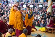 Мастер пения готовит подношение мандалы Его Святейшеству Далай-ламе перед началом учений по Джатакам. Дхарамсала, Индия. 5 марта 2015 г. Фото: Тензин Чойджор (офис ЕСДЛ)