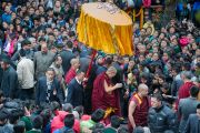 По дороге из главного тибетского храма к своей резиденции Его Святейшество Далай-лама приветствует слушателей, присутствовавших на его учениях по Джатакам. Дхарамсала, Индия. 5 марта 2015 г. Фото: Тензин Чойджор (офис ЕСДЛ)