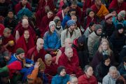 Некоторые из многих тысяч людей, собравшихся в главном тибетском храме на учения Его Святейшества Далай-ламы по Джатакам. Дхарамсала, Индия. 5 марта 2015 г. Фото: Тензин Чойджор (офис ЕСДЛ)