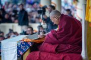 ЕГо Святейшество Далай-лама зачитывает текст из Джатак (повествований о предыдущих рождениях Будды Шакьямуни). Дхарамсала, Индия. 5 марта 2015 г. Фото: Тензин Чойджор (офис ЕСДЛ)