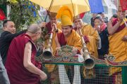 Монахи монастыря Палпунг Шераблинг встречают Его Святейшество Далай-ламу. Верхний Бхатту, штат Химачал-Прадеш, Индия. 11 марта 2015 г. Фото: Тензин Чойджор (офис ЕСДЛ)