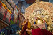 Его Святейшество Далай-лама занимает место на троне у подножия статуи Будды Майтреи в главном храме монастыря Палпунг Шераблинг. Верхний Бхатту, штат Химачал-Прадеш, Индия. 11 марта 2015 г. Фото: Тензин Чойджор (офис ЕСДЛ)