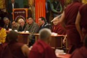 Члены Центральной тибетской администрации и почетные гости наблюдают за философскими диспутами в монастыре Палпунг Шераблинг. Верхний Бхатту, штат Химачал-Прадеш, Индия. 11 марта 2015 г. Фото: Тензин Чойджор (офис ЕСДЛ)