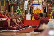 Его Святейшество Далай-лама слушает, как монахи-студенты монастыря Палпунг Шераблинг обсуждают вопросы тибетского языка и грамматики. Верхний Бхатту, штат Химачал-Прадеш, Индия. 11 марта 2015 г. Фото: Тензин Чойджор (офис ЕСДЛ)