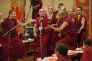 Монахи проводят показательные философские диспуты во время визита Его Святейшества Далай-ламы в монастырь Палпунг Шераблинг. Верхний Бхатту, штат Химачал-Прадеш, Индия. 11 марта 2015 г. Фото: Тензин Чойджор (офис ЕСДЛ)