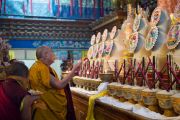 Его Святейшество Далай-лама молится у алтаря в главном храме монастыря Палпунг Шераблинг. Верхний Бхатту, штат Химачал-Прадеш, Индия. 11 марта 2015 г. Фото: Тензин Чойджор (офис ЕСДЛ)