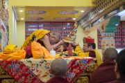 Тай Ситу Ринпоче совершает подношение Его Святейшеству Далай-ламе во время молебна о долголетии в институте Лунгрик Джампеллинг в монастыре Палпунг Шераблинг. Верхний Бхатту, штат Химачал-Прадеш, Индия. 12 марта 2015 г. Фото: Тензин Чойджор (офис ЕСДЛ)