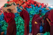 Монахи раздают подношения более чем 9 тысячам участников молебна о долголетии Его Святейшества Далай-ламы в институте Лунгрик Джампеллинг в монастыре Палпунг Шераблинг. Верхний Бхатту, штат Химачал-Прадеш, Индия. 12 марта 2015 г. Фото: Тензин Чойджор (офис ЕСДЛ)