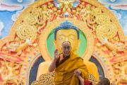 Его Святейшество Далай-лама приветствует собравшихся в институте Лунгрик Джампеллинг в монастыре Палпунг Шераблинг. Верхний Бхатту, штат Химачал-Прадеш, Индия. 12 марта 2015 г. Фото: Тензин Чойджор (офис ЕСДЛ)