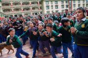 Тибетские школьники спешат навстречу Его Святейшеству Далай-ламе в институте Лунгрик Джампеллинг в монастыре Палпунг Шераблинг. Верхний Бхатту, штат Химачал-Прадеш, Индия. 12 марта 2015 г. Фото: Тензин Чойджор (офис ЕСДЛ)