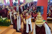 Тибетские монахи совершают подношения во время молебна о долголетии Его Святейшества Далай-ламы в институте Лунгрик Джампеллинг в монастыре Палпунг Шераблинг. Верхний Бхатту, штат Химачал-Прадеш, Индия. 12 марта 2015 г. Фото: Тензин Чойджор (офис ЕСДЛ)