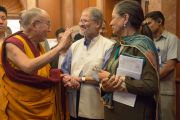 Его Святейшество Далай-лама приветствует вице-губернатора Дели Наджиба Джунга перед началом первого дня ежегодных трехдневных учений, организованных Фондом всеобщей ответственности. Дели, Индия. 20 марта 2015 г. Фото: Тензин Чойджор (офис ЕСДЛ)