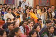 Во время встречи Его Святейшества Далай-ламы со школьниками и преподавателями. Дели, Индия. 20 марта 2015 г. Фото: Тензин Чойджор (офис ЕСДЛ)