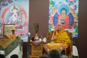 Его Святейшество Далай-лама читает мантру Белого Манджушри в третий день учений. Дели, Индия. 22 марта 2015 г. Фото: Тензин Чойджор (офис ЕСДЛ)
