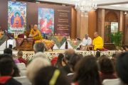 Досточтимый Тензин Приядарши читает Сутру сердца на санскрите в начале третьего дня учений Его Святейшества Далай-ламы. Дели, Индия. 22 марта 2015 г. Фото: Тензин Чойджор (офис ЕСДЛ)