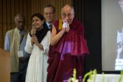 Его Святейшество Далай-ламу представляют аудитории на организованной "Национальным фондом развития демократии" конференции "Укреплении демократии в Азии". Дели, Индия. 23 марта 2015 г. Фото: Тензин Чойджор (офис ЕСДЛ)