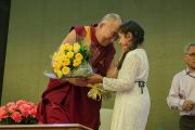 Перед началом лекции в клубе Джимкхана Его Святейшеству Далай-ламе подарили цветы. Дели, Индия. 23 марта 2015 г. Фото: Тензин Чойджор (офис ЕСДЛ)