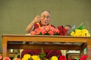 Его Святейшество Далай-лама отвечает на вопросы во время лекции в клубе Джимкхана. Дели, Индия. 23 марта 2015 г. Фото: Тензин Чойджор (офис ЕСДЛ)
