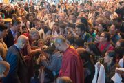 Его Святейшество Далай-лама идет к приготовленной для него ложе, по дороге здороваясь с тибетцами, собравшимися на открытие 20-го фестиваля тибетской оперы Шотон. Дхарамсала, Индия. 27 марта 2015 г. Фото: Тензин Чойджор (офис ЕСДЛ)