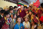 Его Святейшество Далай-лама фотографируется с членами одной из оперных трупп в первый день 20-го фестиваля тибетской оперы Шотон. Дхарамсала, Индия. 27 марта 2015 г. Фото: Тензин Чойджор (офис ЕСДЛ)