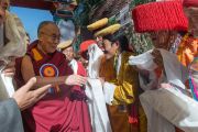 Его Святейшество Далай-ламу встречают традиционным подношением в Тибетском институте театрального искусства (TIPA), куда он прибыл на открытие 20-го фестиваля тибетской оперы Шотон. Дхарамсала, Индия. 27 марта 2015 г. Фото: Тензин Чойджор (офис ЕСДЛ)
