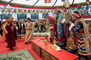 Его Святейшество Далай-лама подносит хадаки артистам оперной труппы из Массури в первый день 20-го фестиваля тибетской оперы Шотон. Дхарамсала, Индия. 27 марта 2015 г. Фото: Тензин Чойджор (офис ЕСДЛ)