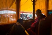 Его Святейшество Далай-лама наблюдает за выступлениями артистов на открытии 20-го фестиваля тибетской оперы Шотон. Дхарамсала, Индия. 27 марта 2015 г. Фото: Тензин Чойджор (офис ЕСДЛ)