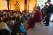 Его Святейшество Далай-лама беседует с преподавателями театрального искусства в первый день 20-го фестиваля тибетской оперы Шотон. Дхарамсала, Индия. 27 марта 2015 г. Фото: Тензин Чойджор (офис ЕСДЛ)