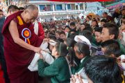 Его Святейшество Далай-лама здоровается с тибетскими школьниками в Тибетском институте театрального искусства (TIPA), перед началом 20-го фестиваля тибетской оперы Шотон. Дхарамсала, Индия. 27 марта 2015 г. Фото: Тензин Чойджор (офис ЕСДЛ)