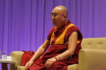 В Саппоро Далай-лама прочел публичную лекцию о всеобщей ответственности