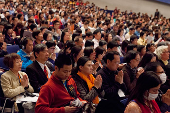 В Токио Далай-лама начал учения по «Сутре сердца» и сочинению Камалашилы «Комментарий к бодхичитте»