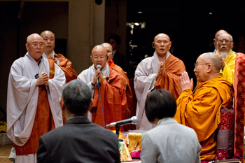 В Токио Далай-лама начал учения по «Сутре сердца» и сочинению Камалашилы «Комментарий к бодхичитте»