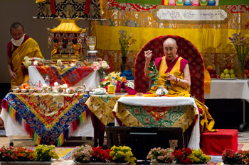 В Токио Далай-лама даровал посвящение Авалокитешвары и завершил учения по сочинениям «Ступени медитации» и «Три важнейших момента»